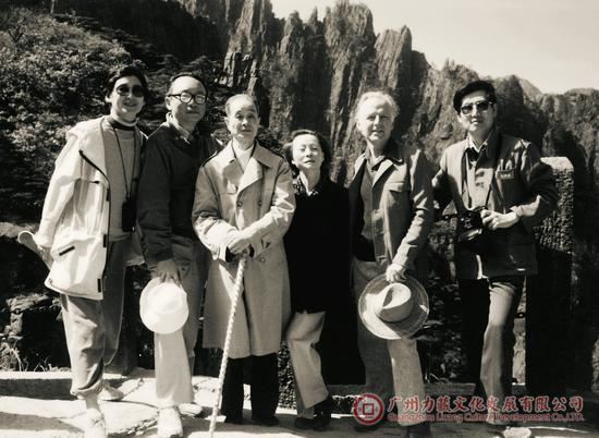 1984年与徐邦达老师、方闻夫妇、苏洛文夫妇登上黄山