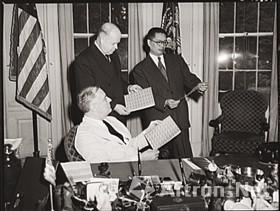 图5 1942年7月8日，罗斯福总统与宋子文在白宫观赏“中国抗战五周年纪念”邮票