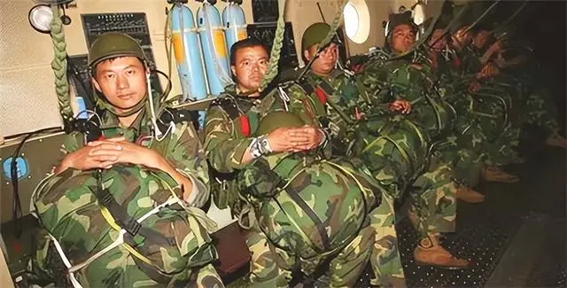 2008年汶川地震15名空降兵“勇士”, 为救灾民5000米高空跳伞