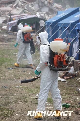 5月22日，防疫人员在北川擂鼓镇地震灾区喷洒杀毒灭菌药物