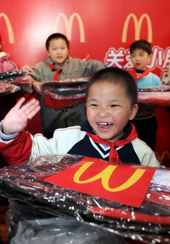 抗震救灾小英雄林浩开心拿到御寒衣物、学习用品等“世界儿童日”礼品