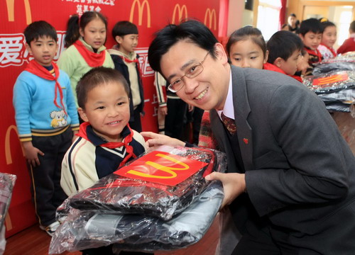 麦当劳上海总经理李展鹏为抗震救灾小英雄林浩赠送御寒衣物、学习用品等