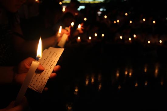 组图：广州市民点燃烛光祝福灾区人民