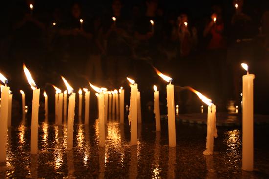 图文：点点烛光寄托着人们对遇难者的哀思