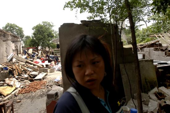 图文：一位居民的家在地震中严重损坏