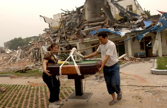 图文：两位居民从废墟中挖出自家的麻将机